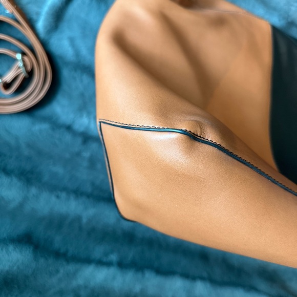 Simons Tote with Pouch (Free with purchase worth $200 or more) - Picture 5 of 7